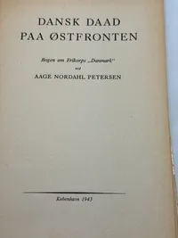 Original Dansk Daad paa Østfronten. Bogen om Frikorps "Danmark". PETERSEN, AAGE NORDAHL. København 1943. 48 sider. Rigt illustreret i s/h.