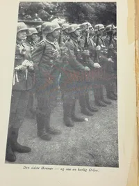 Original Dansk Daad paa Østfronten. Bogen om Frikorps "Danmark". PETERSEN, AAGE NORDAHL. København 1943. 48 sider. Rigt illustreret i s/h.