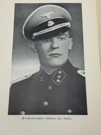 Original Dansk Daad paa Østfronten. Bogen om Frikorps "Danmark". PETERSEN, AAGE NORDAHL. København 1943. 48 sider. Rigt illustreret i s/h.