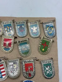Samling WHW byskjold solgt af Hitler Jugend WW2