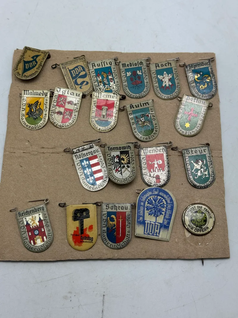 Samling WHW byskjold solgt af Hitler Jugend WW2