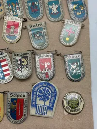 Samling WHW byskjold solgt af Hitler Jugend WW2