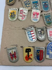 Samling WHW byskjold solgt af Hitler Jugend WW2