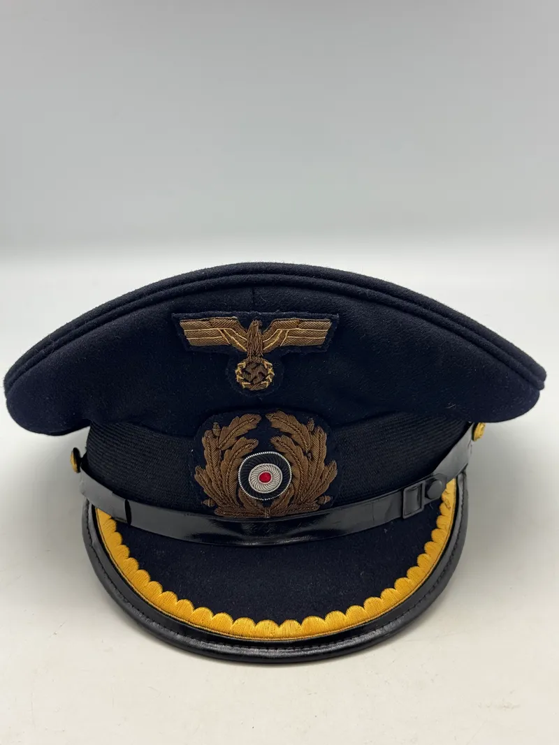 Krigsmarine officerskasket med originale mærker, kasket måske lige efter krigen