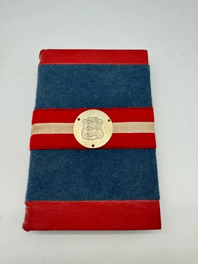 De Røde enge 1945, pragtindbinding med armbind og rødt lædder