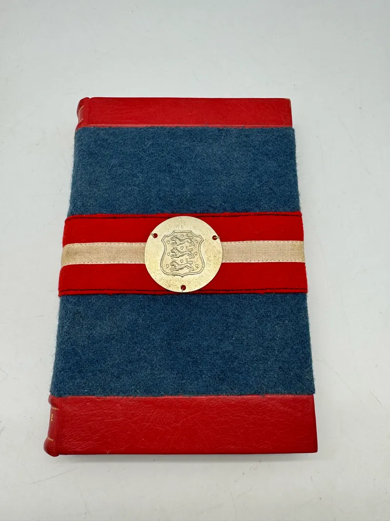 De Røde enge 1945, pragtindbinding med armbind og rødt lædder