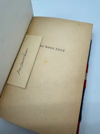 De Røde enge 1945, pragtindbinding med armbind og rødt lædder