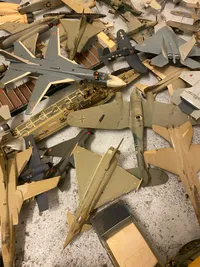 Kæmpe lot samlede model flyvere, biler mm - skal afhentes i Vordingborg personligt, eller af fragtmand