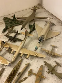 Kæmpe lot samlede model flyvere, biler mm - skal afhentes i Vordingborg personligt, eller af fragtmand