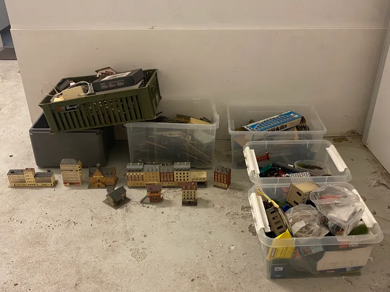 Kæmpe lot Märklin tog effekter, skinner, huse mm. - skal afhentes i Vordingborg personligt, eller af fragtmand