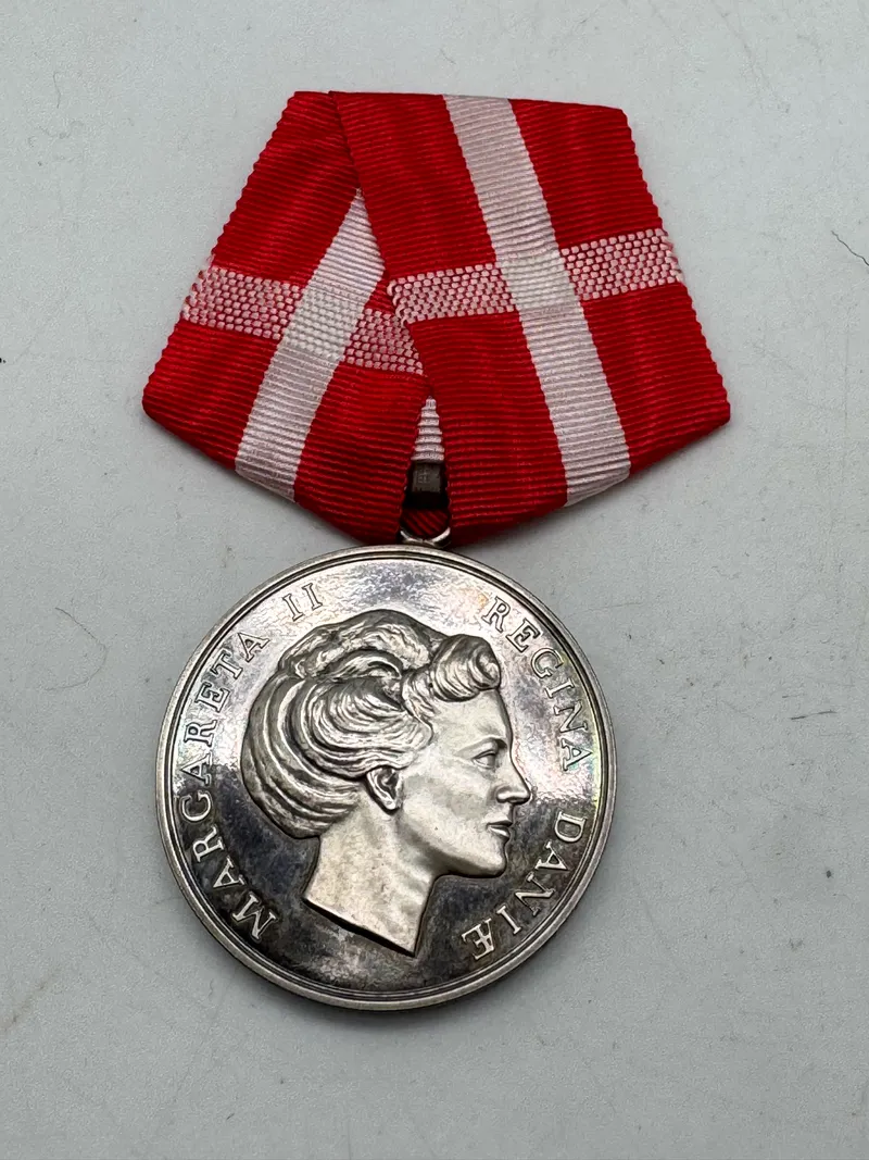 Fortjenstmedaljen i sølv Tildelt : Knud Elvin Knudsen, vægt 43 gram