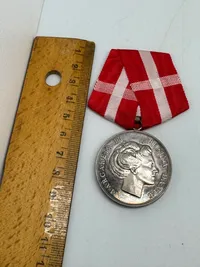 Fortjenstmedaljen i sølv Tildelt : Knud Elvin Knudsen, vægt 43 gram