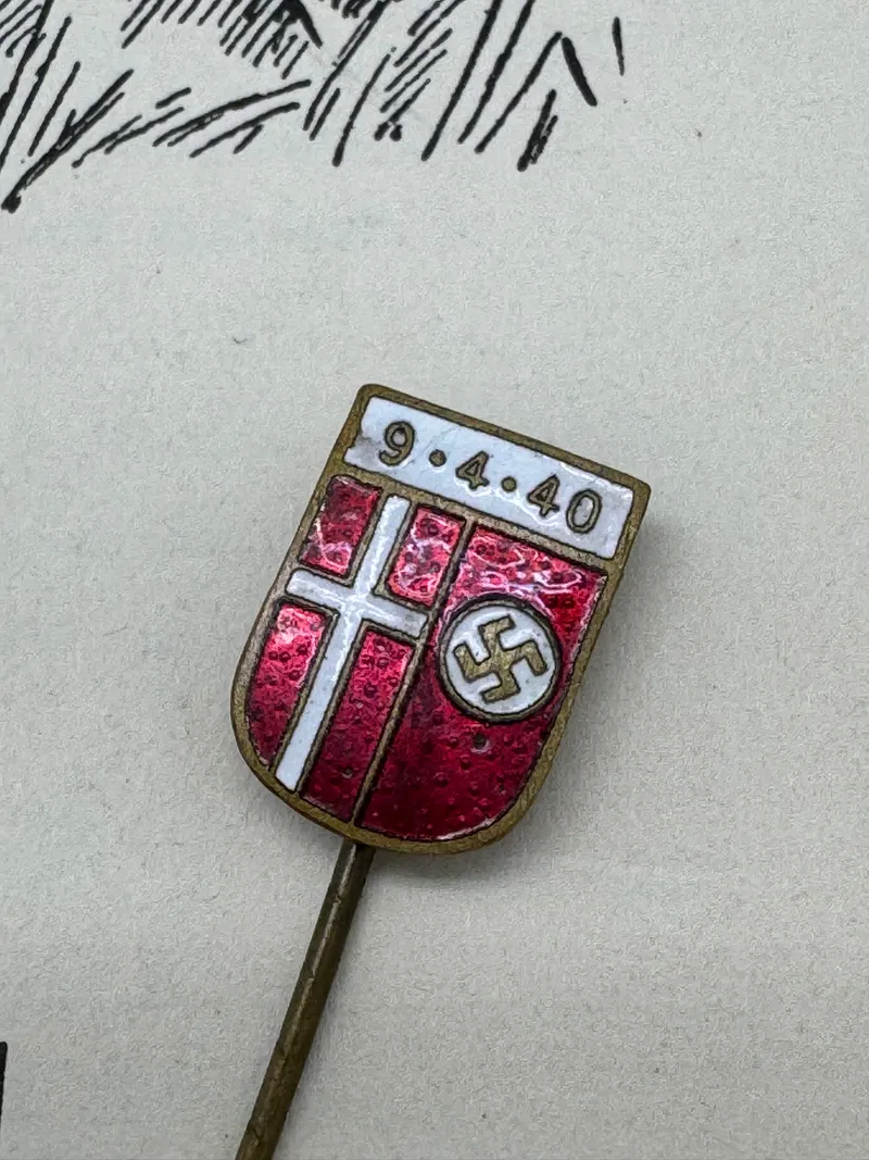Original Nål fra D.N.S.A.P. nationale minde Appel 1940 over de faldne 9 april (program medfølger ikke). Kendes kun i ganske få eksemplarer, delvis fjernet Heimburger stempel