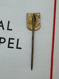 Original Nål fra D.N.S.A.P. nationale minde Appel 1940 over de faldne 9 april (program medfølger ikke). Kendes kun i ganske få eksemplarer, delvis fjernet Heimburger stempel