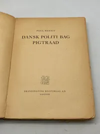Dansk politi bag pigtraad