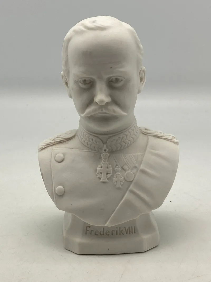 Frederik VIII buste