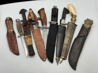 Samling jagtdolke og knive