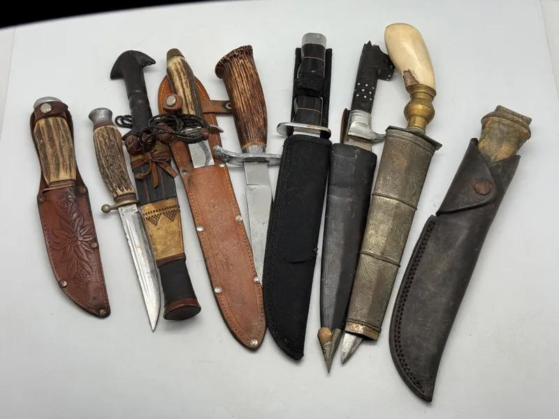 Samling jagtdolke og knive