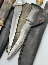 Samling jagtdolke og knive