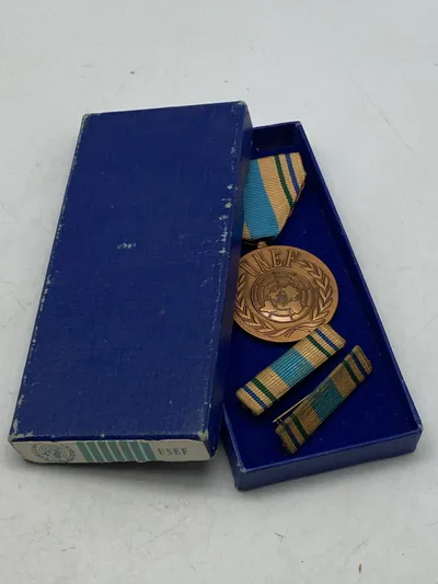 Original UNEF medalje med æske og to sild