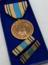 Original UNEF medalje med æske og to sild