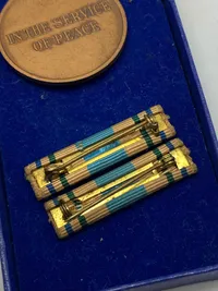 Original UNEF medalje med æske og to sild