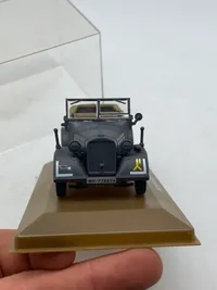 Veludført model af tysk ww2 køretøj med udstillingskasse