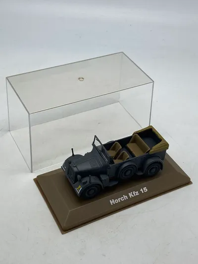 Veludført model af tysk ww2 køretøj med udstillingskasse
