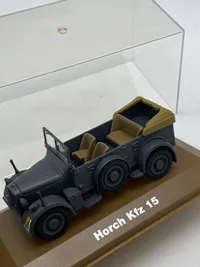 Veludført model af tysk ww2 køretøj med udstillingskasse