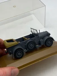 Veludført model af tysk ww2 køretøj med udstillingskasse