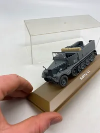 Veludført model af tysk ww2 køretøj med udstillingskasse