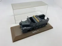 Veludført model af tysk ww2 køretøj med udstillingskasse