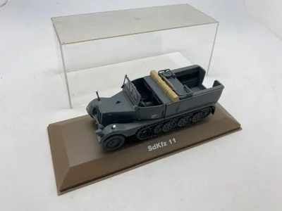 Veludført model af tysk ww2 køretøj med udstillingskasse