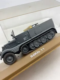 Veludført model af tysk ww2 køretøj med udstillingskasse