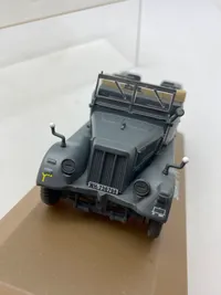 Veludført model af tysk ww2 køretøj med udstillingskasse