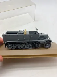 Veludført model af tysk ww2 køretøj med udstillingskasse