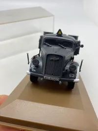 Veludført model af tysk ww2 køretøj med udstillingskasse