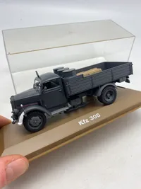 Veludført model af tysk ww2 køretøj med udstillingskasse