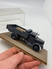 Veludført model af tysk ww2 køretøj med udstillingskasse
