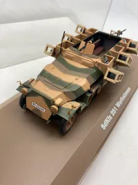 Veludført model af tysk ww2 køretøj med udstillingskasse