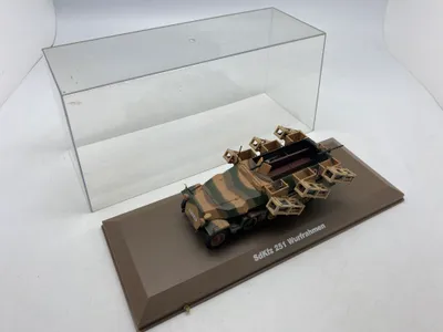 Veludført model af tysk ww2 køretøj med udstillingskasse
