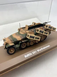 Veludført model af tysk ww2 køretøj med udstillingskasse