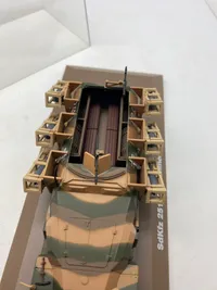 Veludført model af tysk ww2 køretøj med udstillingskasse