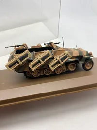 Veludført model af tysk ww2 køretøj med udstillingskasse