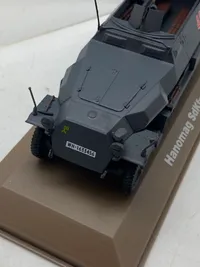 Veludført model af tysk ww2 køretøj med udstillingskasse