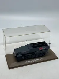 Veludført model af tysk ww2 køretøj med udstillingskasse