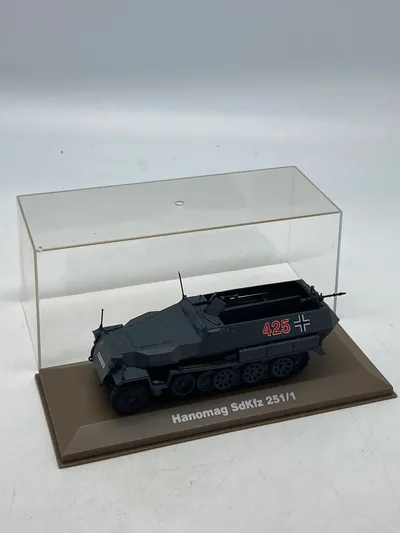 Veludført model af tysk ww2 køretøj med udstillingskasse