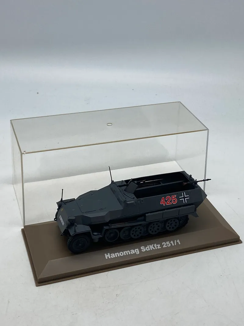 Veludført model af tysk ww2 køretøj med udstillingskasse