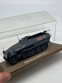 Veludført model af tysk ww2 køretøj med udstillingskasse