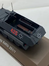 Veludført model af tysk ww2 køretøj med udstillingskasse